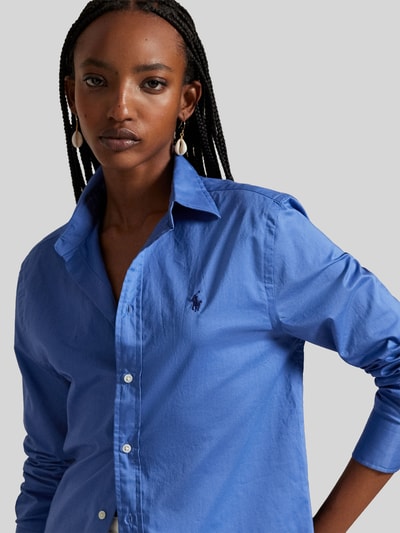 Kobieta-modelka nosi Slim Fit Hemdbluse aus reiner Baumwolle od Polo Ralph Lauren, efekt: jednolity kolor, krój slim fit, kołnierzyk koszulowy, długi rękaw z mankietami, zaokrąglone wykończenie, z czystej bawełny; zbliżenie na górę ciała.