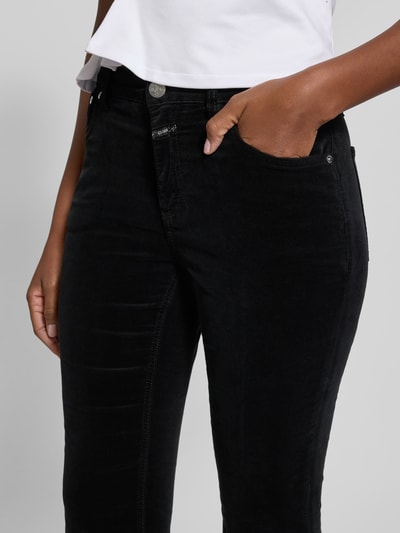 Frauenmodel trägt schwarze Jeans mit 5-Pocket-Design von Closed aus Baumwoll-Viskose-Mix mit Stretch-Anteil, Nahaufnahme Oberkörper.