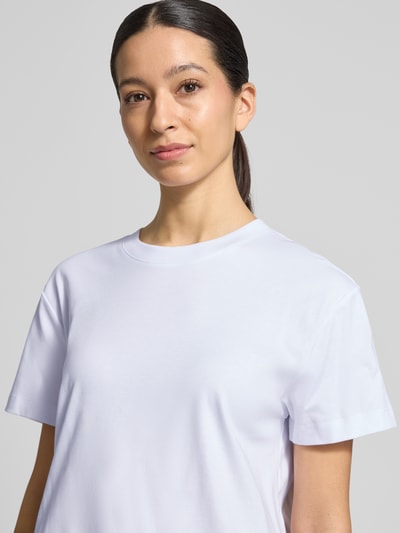 Kobieta modelka nosi T-Shirt mit Rundhalsausschnitt od Stefanel, czysta bawełna, prosty krój, biały kolor, zbliżenie górnej części ciała