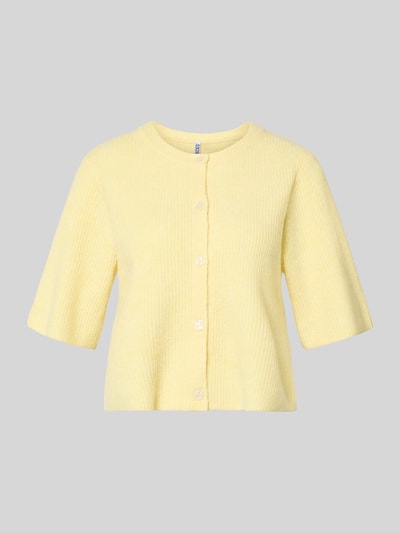 Produktfoto, Regular Fit Strickjacke mit Woll-Anteil Modell 'SILLY' von Pieces in Unifarbe Gelb, kurzarm, Rippstrickstruktur, einreihige Knopfleiste.