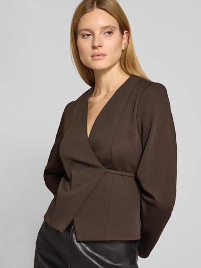 Frauenmodel trägt Blazer mit V-Ausschnitt Modell 'Simmi' von Neo Noir, Elastischer-Material-Mix, taillierte Passform, Wickel-Optik, Bindeband, Nahaufnahme Oberkörper.