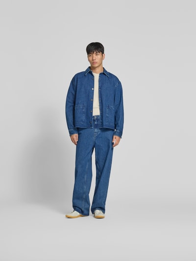 Männermodel trägt Freizeithemd in Denim-Optik von WON HUNDRED aus reiner Baumwolle, Relaxed-Fit, blaue Farbe, aufgesetzte Taschen, durchgängige Knopfleiste, Ganzkörperansicht von vorne.