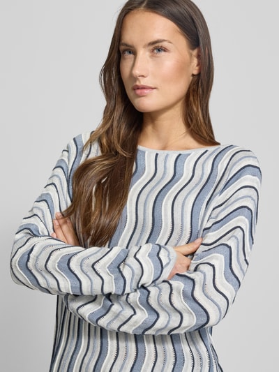 Kobiece modelka nosi Loose Fit Strickpullover aus Baumwoll-Mix od s.Oliver BLACK LABEL, efekt: wielokolorowy, krój loose fit, wyhaftowane logo, okrągły dekolt, długi rękaw, prążkowane wykończenia, dzianina, mieszanka bawełny, zbliżenie na górną część ciała.