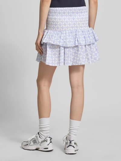 Frauenmodel trägt Ausgestellter Mini-Rock mit Volants Modell 'ZOEY' von Only in Optik:Allover-Muster, Material: reine Baumwolle, Ganzkörperansicht Rückansicht.