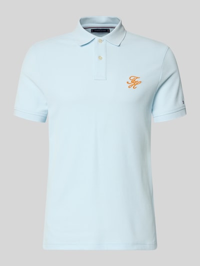 Produktfoto, Regular Fit Poloshirt aus reiner Baumwolle von Tommy Hilfiger in Optik: Unifarben mit Logo-Stitching, Materialverarbeitung: Piqué.