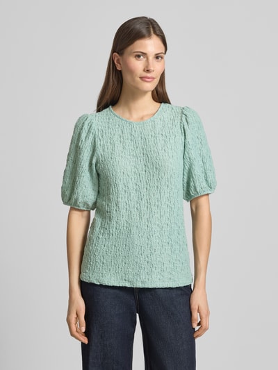 Frauenmodel trägt 'Blusenshirt mit Strukturmuster Modell FALL' von Vila in Mintgrün, Material-Mix mit Stretch-Anteil, Regular-Fit, Rundhalsausschnitt, Ganzkörperansicht von vorne. Rückenlänge bei Größe S: 53 cm, Ärmellänge bei Größe S: 31 cm.
