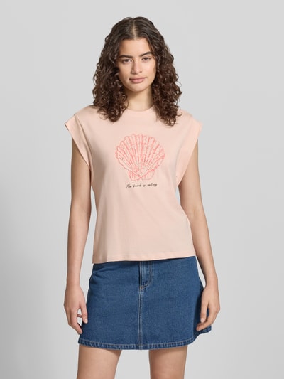 Frauenmodel trägt Damen T-Shirt von Only, Modell 'SHELINA', Optik: Unifarben, Regular-Fit, Stickerei, Zierperlen, Rundhals, Kurzarm, reine Baumwolle, helle Farben, glatte Textur, Ganzkörperansicht von vorne.
