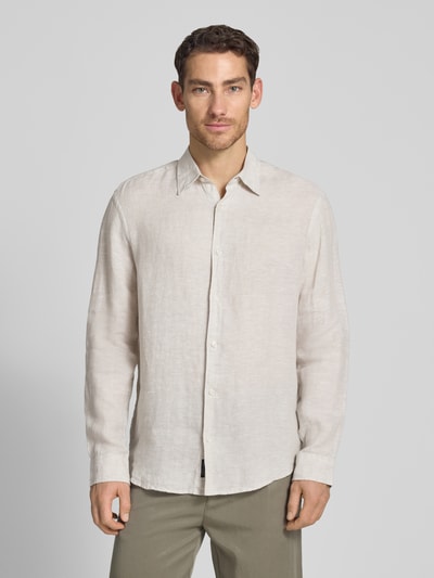 Männermodel trägt Regular Fit Leinenhemd aus reinen Leinen Modell 'Lawrence' von Jack & Jones Premium in Beige, Ganzkörperansicht von vorne. Langärmeliges Design mit Kentkragen und durchgehender Knopfleiste, strukturierte Leinenoptik.