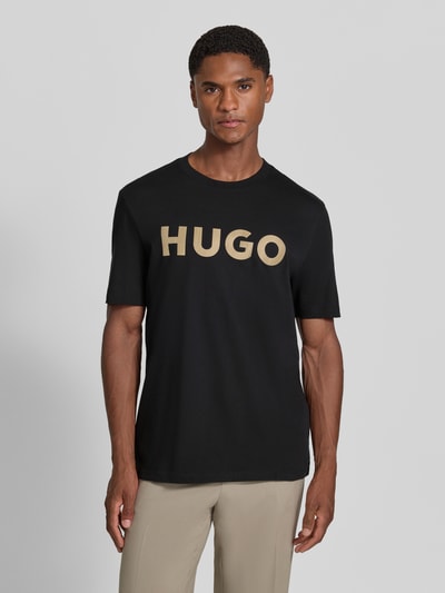 Männermodel trägt schwarzes Regular Fit T-Shirt aus reiner Baumwolle Modell 'Dulivio_U263' von HUGO, Herren T-Shirt, Ganzkörperansicht von vorne.