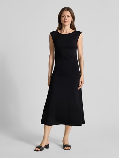 Frauenmodel trägt Tailliertes Freizeitkleid aus Viskose-Modal-Mix von Marc O'Polo, Optik: Unifarben, Midi, U-Boot-Ausschnitt, Raffung, Ärmelform: Ohne, Materialverarbeitung: Stretch, Ganzkörperansicht von vorne.