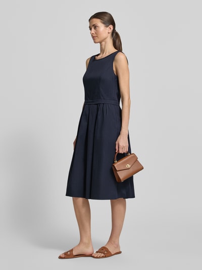 Frauenmodel trägt Midikleid mit Rundhalsausschnitt von ROBE LÉGÈRE in Dunkelblau, A-Linie, Baumwoll-Mix, Falten, Ganzkörperansicht von vorne.