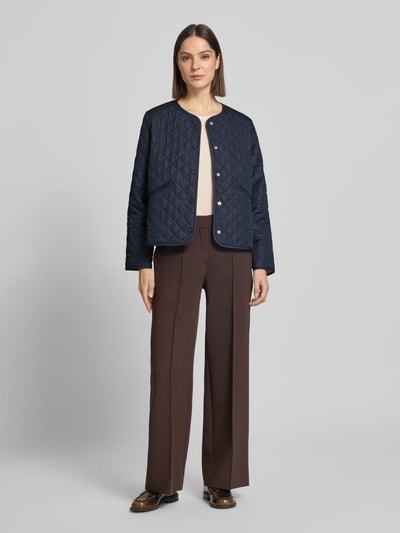 Vrouwenmodel draagt Regular Fit gewatteerd jack met labelstitching model 'CASHEL' van Barbolur, look: effen, drukknoopsluiting, lange mouw, applicatie met labelstitching, model: regular fit, effen kleuren. Ganzkörperansicht von vorne.