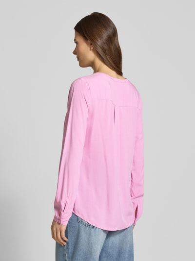 Vrouwenmodel draagt Regular Fit Blouse uit zuivere viscose met tuniekhals van Christian Berg Woman, met lange mouwen, ruglengte maat 36: 64 cm, mouwlengte maat 36: 60 cm, knoopsluiting, effen roze, gladde stof, Ganzkörperansicht Rückansicht.
