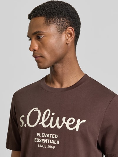 Männermodel trägt Regular Fit T-Shirt aus reiner Baumwolle von s.Oliver RED LABEL, Optik: Unifarben, Label-Print, Nahaufnahme Oberkörper.