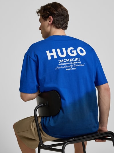 Männermodel trägt Loose fit T-shirt aus reine katoen Modell 'NALONO' van Hugo Blue met kleurverloop en labelprint, jersey structuur, Ganzkörperansicht Rückansicht.