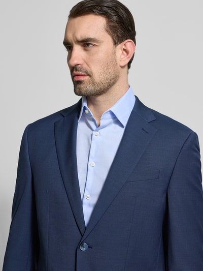 Männermodel trägt Regular Fit Anzugjacke mit Reverskragen von HECHTER PARIS, Elastischer-Material-Mix, Nahaufnahme Oberkörper. Brusttasche und Pattentaschen, 2-Knopfleiste, Farbe Dunkelblau, feine Stoffstruktur, Rückenlänge 72 cm, Schulterbreite 66 cm, Ärmellänge 54 cm.