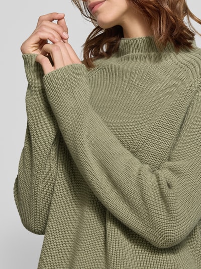 Vrouwenmodel draagt Regular Fit Pullover uit puur katoen van Marc O'Polo in olijfgroen, grof gebreide textuur, Nahaufnahme Oberkörper, Dames Pullover.