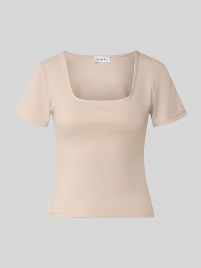 Produktfoto, Slim Fit T-Shirt mit Karree-Ausschnitt Modell 'Kalina' von OH APRIL aus Lyocell-Elasthan-Mix, beiges Kurzarmshirt, glatte Textur, Logo auf der Vorderseite