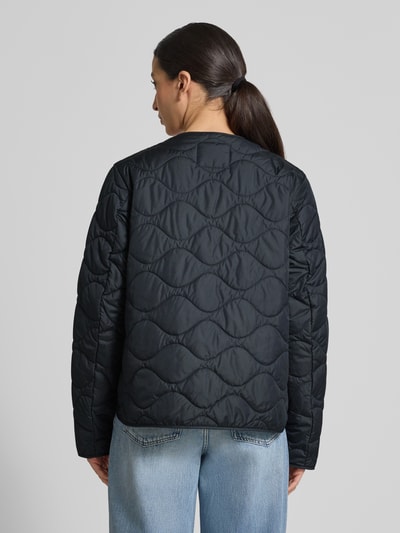 Vrouwenmodel draagt Steppjacke mit Rundhalsausschnitt van camel active in zwart, regular fit, met knoopsluiting en steekzakken, ruglengte 52 cm, schouderbreedte 40 cm, borstwijdte 53 cm, mouwlengte 63 cm, materialen met gladde textuur, volledige achteraanzicht