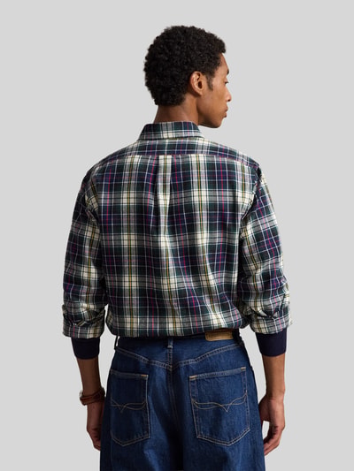 Männermodel trägt Custom Fit Freizeithemd aus reiner Baumwolle von Polo Ralph Lauren, bunt kariert, strukturierte Oberfläche, Ganzkörperansicht Rückansicht.