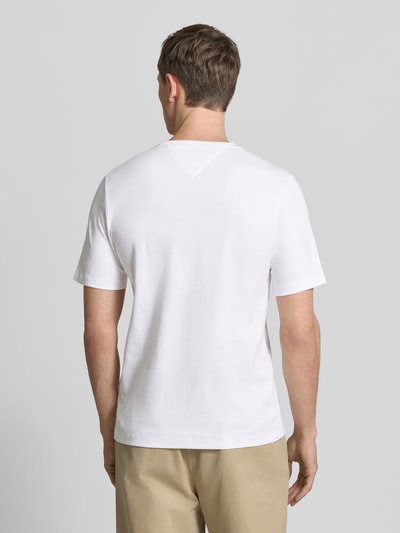 Männermodel trägt Regular Fit T-Shirt aus reiner Baumwolle von Tommy Hilfiger, weiß, kurzarm, Unifarbe, Ganzkörperansicht Rückansicht.