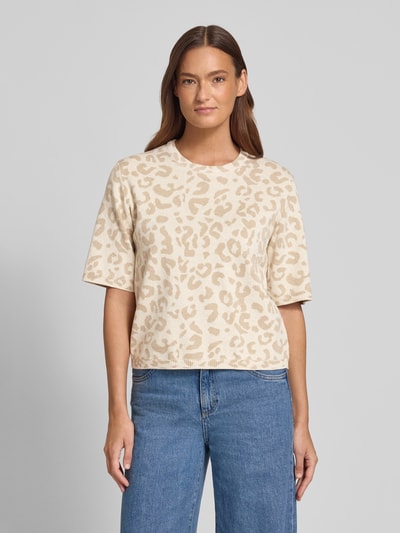 Frauenmodel trägt Relaxed Fit Shirt aus Viskose-Anteil Modell 'Mayas' von Vila im Material-Mix, Allover-Animal-Print, Strick-Optik, Halbarm, Rundhalsausschnitt, Beige und Creme mit dezentem Muster, Ganzkörperansicht von vorne.