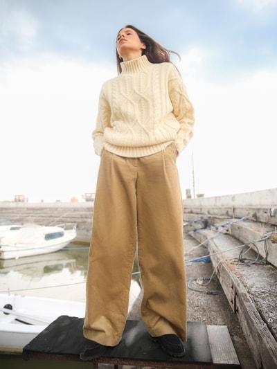 Style Icon Collection Uitlopende corduroy broek in moderne flared fit en hoge taille - curated by Maja Weyhe Mosterdgeel - 6