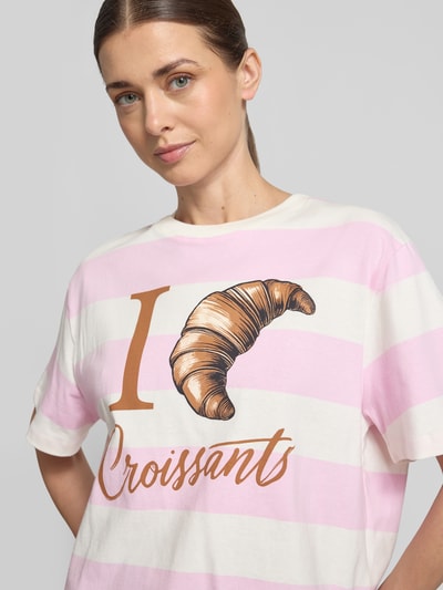 Kobiece modelka nosi Boxy Fit T-Shirt mit Motiv-Print od Rich & Royal z bawełny z nadrukiem z motywem, okrągły dekolt, długość tyłu 56 cm, zbliżenie na górę ciała