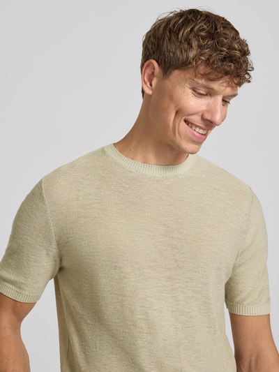 Mannenmodel draagt T-shirt uit mix van linnen en viscose met ronde hals, slim fit, ribboordjes van Antony Morato, nahaufnahme bovenlichaam.