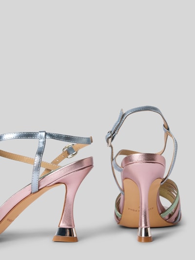 Produktfoto, Sandalette im Metallic-Look mit Pfennigabsatz von ALMA EN PENA in Rosa, Blau und Grün, Dornschließe, Abgerundete-Spitze, Absatzhöhe: 10 cm, Schafthöhe: 7 cm, Schaftweite: 5 cm, metallic glänzende Textur