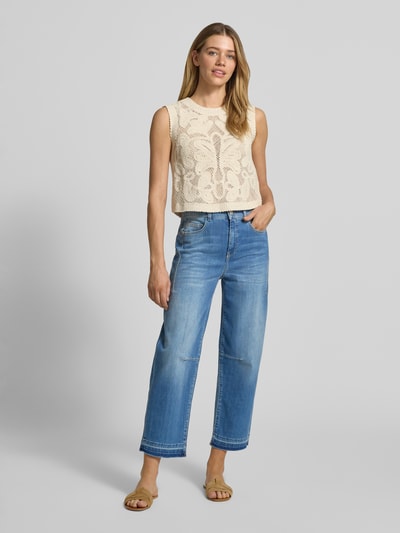 Vrouwenmodel draagt Relaxed Fit Jeans im Used-Look van Marc Cain in lichtblauw, high waist, katoen-elastaan mix, steekzakken, volledige voorkant weergave.