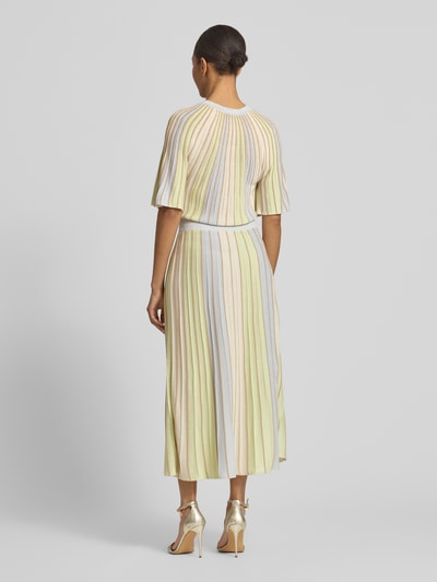 Frauenmodel trägt Tailliertes Strickkleid aus Viskose-Mix von s.Oliver BLACK LABEL, mehrfarbig gestreift, Midi-Länge, Rückansicht.