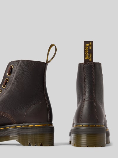 Produktfoto, Boots aus Leder mit Reißverschluss Modell 'Sinclair' von Dr. Martens, braunes genarbtes Leder, Schnürung, gelbe Nähte, strukturierte Sohle