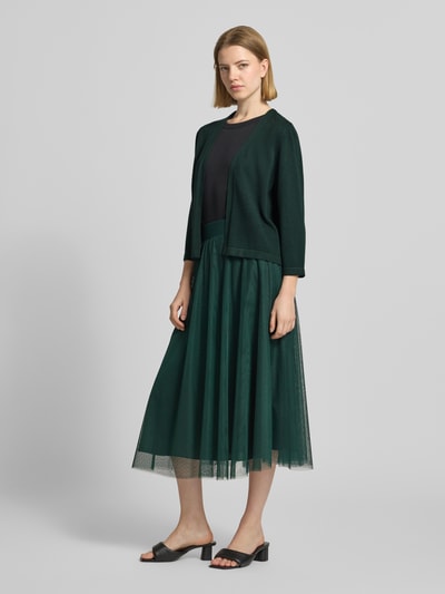 Frauenmodel trägt Strickjacke aus Viskose-Baumwoll-Mix mit 3/4-Arm von Zero, dunkelgrüne Farbe, Regular-Fit, offene Passform, Ganzkörperansicht von vorne, Rückenlänge bei Größe 36: 52 cm, Ärmellänge: 47 cm.