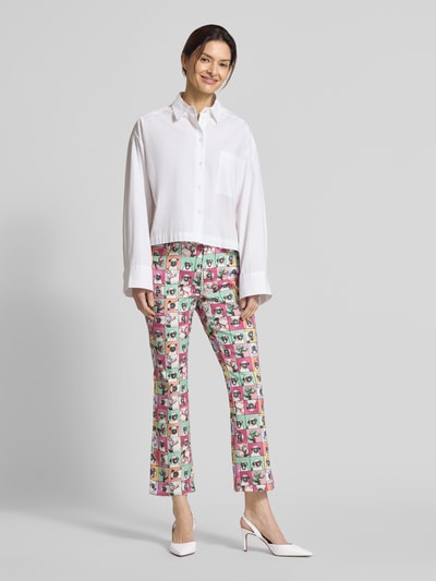 Frauenmodel trägt Hose im Allover-Look Modell 'Dream Kick' von MAC aus Baumwoll-Mix mit Stretch-Anteil, verkürzte Passform, Ganzkörperansicht von vorne.