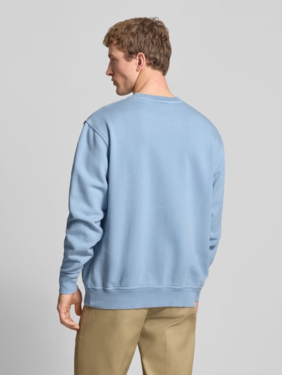 Mannelijk model draagt Sweatshirt mit Label-Stitching und Rundhalsausschnitt van Dickies, lichtblauw, katoenmix, relaxed fit, rugaanzicht.