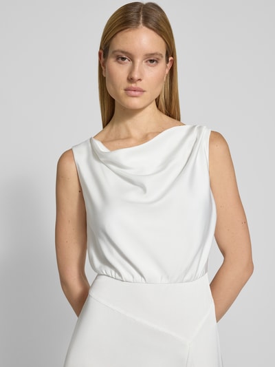 Vrouwenmodel draagt Brautkleid mit Wasserfall-Ausschnitt van SWING, dames midi-jurk in vloeiende stof, getailleerd model, ruglengte maat 36: 122 cm, borstwijdte maat 36: 34 cm, nahaufnahme bovenlichaam.