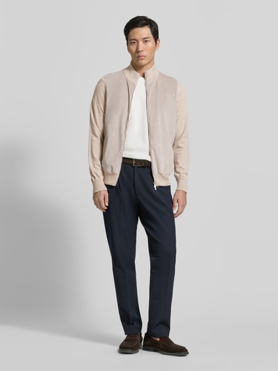 Männermodel trägt Jacke mit Zweiwege-Reißverschluss von GRAN SASSO aus Reiner Baumwolle, Regular-Fit, Stehkragen, Eingrifftaschen, Ganzkörperansicht von vorne.