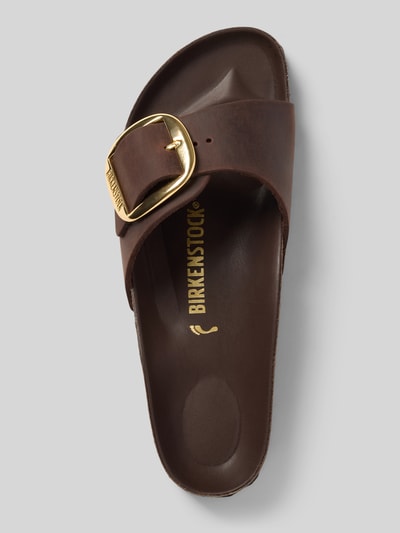 Produktfoto, Slides aus Leder mit Dornschließe Modell 'Madrid Big Buckle' von Birkenstock, braun, abgerundet, profilierte Sohle, Logo-Prägung