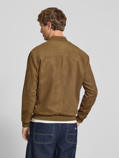 Männermodel trägt Regular Fit Blouson mit Baseball-Kragen Modell 'LUCAS' von ONLY, braune Farbe, samtige Textur, Ganzkörperansicht Rückansicht, Herren Bomberjacke / Blouson von ONLY & SONS.