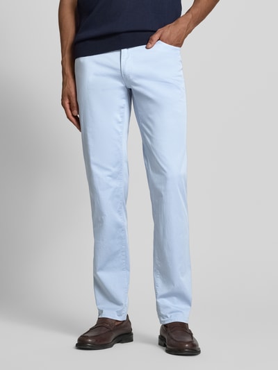 Mężczyzna nosi Slim Fit Stoffhose mit Lyocell-Anteil Modell 'Cadiz' von Brax, jasnoniebieska, 5 kieszeni, bawełniany mix, szerokość w rozmiarze 32/32: 107 cm, długość nogawki 81 cm, zdjęcie całej sylwetki z przodu.