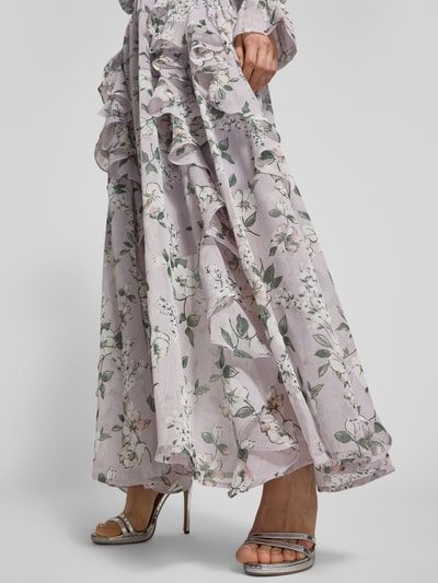 Vrouwenmodel draagt Regular Fit Maxirock met ruchesbeslag model 'Kate' van GUIDO MARIA KRETSCHMER WOMAN, bloemrijke all-over print, detailopname onderlichaam.