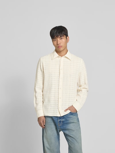 Männermodel trägt Freizeithemd mit Strukturmuster von WON HUNDRED, cremefarben, Baumwoll-Mix, Regular Fit, Vorderansicht Ganzkörperansicht