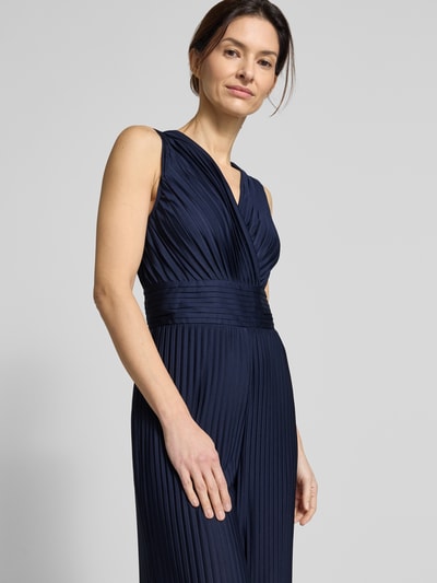 Vrouwenmodel draagt Jumpsuit met Falten Modell 'Linnea' van GUIDO MARIA KRETSCHMER WOMAN in satijn, donkerblauw, licht getailleerde fit, mouwloos, V-hals, tailleband, plooien, wikkel-look. Close-up bovenlichaam vooraanzicht.