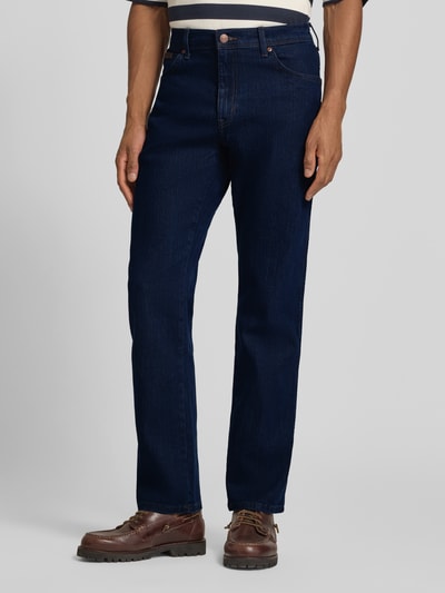 Männermodel trägt Straight Fit Jeans im 5-Pocket-Design Modell 'Texas' von Wrangler in Dunkelblau, Baumwoll-Mix mit Stretch-Anteil, Gerader-Schnitt, Knopf-Reißverschluss, Bundweite 41 cm, Innenbeinlänge 81 cm, Nahaufnahme Oberkörper.