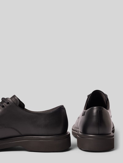 Produktfoto, Derby aus echtem Leder Modell 'Norman' von Camper, schwarze Farbe, abgerundete Form, glatte Struktur, Absatz 3 cm, Schafthöhe 7 cm, Schaftweite 12 cm, Schnürverschluss, Herrenmodell