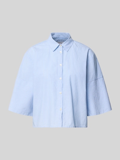 Produktfoto, Boxy Fit Bluse aus Baumwolle mit Knopfleiste von Emily Van den Bergh, hellblau, Hemdblusenkragen, strukturierte Oberfläche.