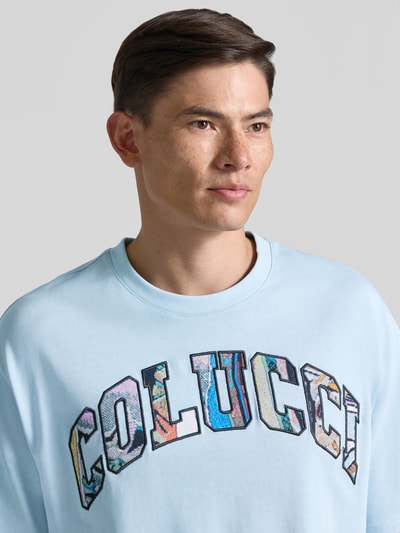 Männermodel trägt T-Shirt mit 1/2-Arm von COLUCCI in Hellblau, Reine Baumwolle, Gerader-Schnitt, Rundhalsausschnitt, Nahaufnahme Oberkörper.