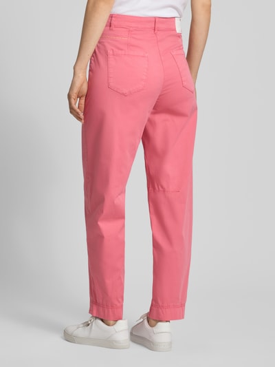 Frauenmodel trägt Straight Leg Jeans mit Eingrifftaschen von Marc Cain in Rosa, Baumwoll-Mix mit Stretch-Anteil, Gerader-Schnitt, Gesäßtaschen, Ganzkörperansicht Rückansicht.