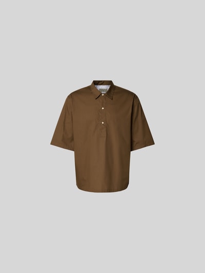 Produktfoto, Relaxed Fit Freizeithemd mit Kentkragen von Officine Générale aus reiner Baumwolle in Braun, Halbarm, Knopfleiste, glatte Textur